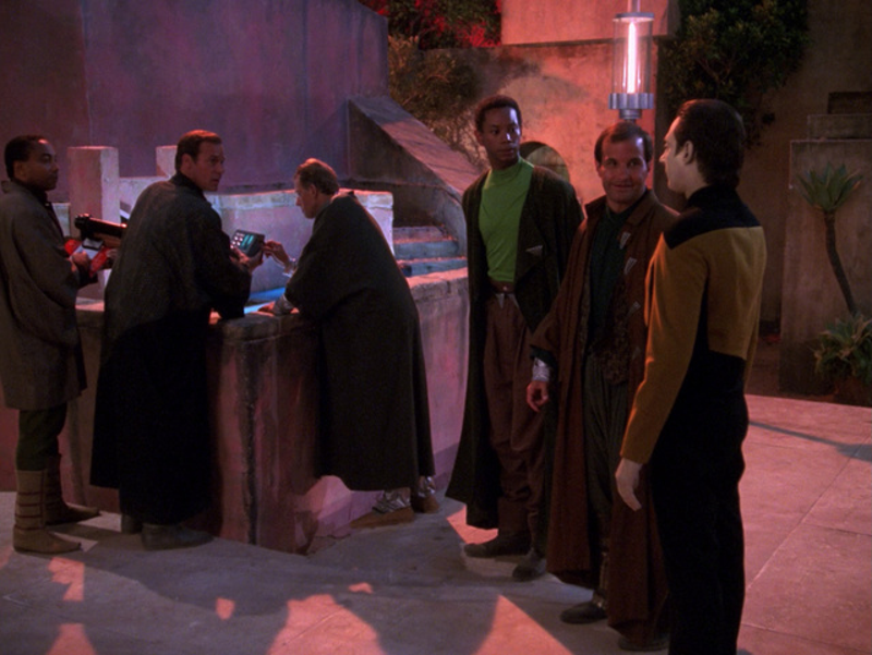 Illustration for article titled Los trajes más locos e increíbles de Star Trek: La nueva generación